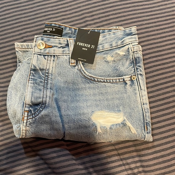 NWT Distressed jean shorts forever 21 size 33 men - Picture 4 of 5